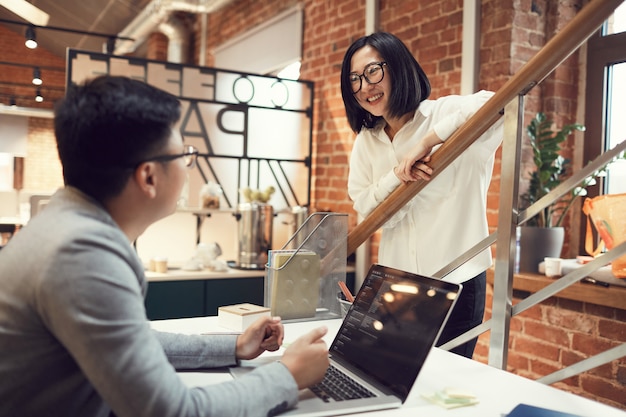 Jóvenes empresarios asiáticos en oficina