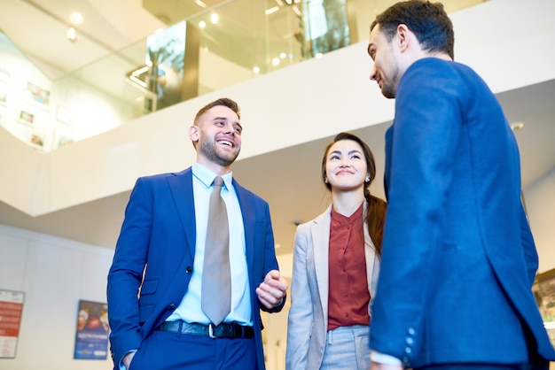 Jóvenes empresarios charlando en el trabajo