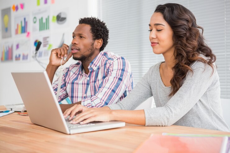 Foto jóvenes empresarios en la computadora portátil