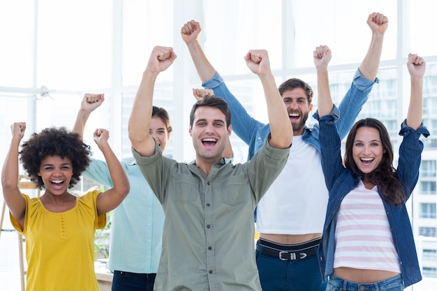 Foto jóvenes empresarios creativos gesticular brazo en la oficina