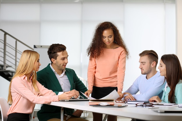 Jóvenes empresarios discutiendo un nuevo proyecto en la reunión en una sala de conferencias