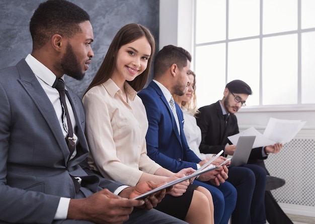 Jóvenes empresarios esperando en la cola antes de la entrevista de trabajo