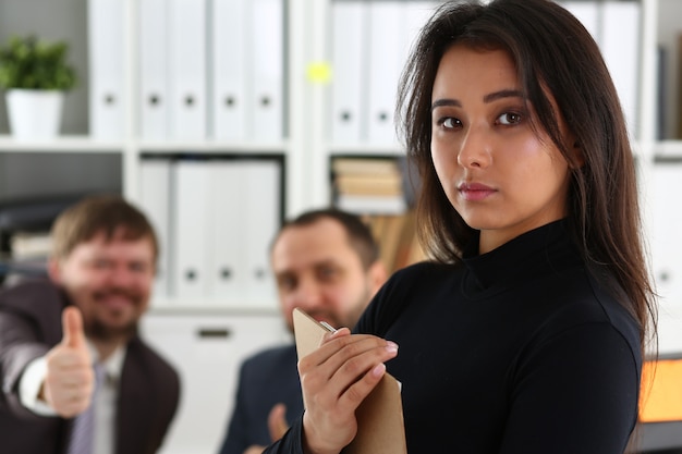 Jóvenes empresarios felices tienen una reunión en la oficina para discutir temas