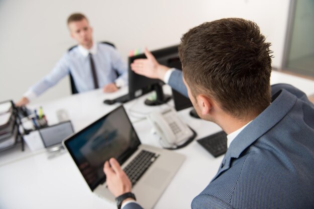 Jóvenes empresarios intimidando al colega