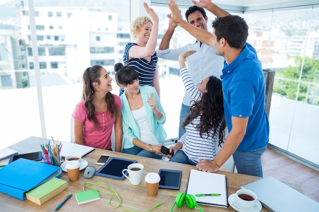 Jóvenes empresarios juntando sus manos