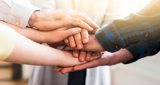 Jóvenes empresarios juntando sus manos