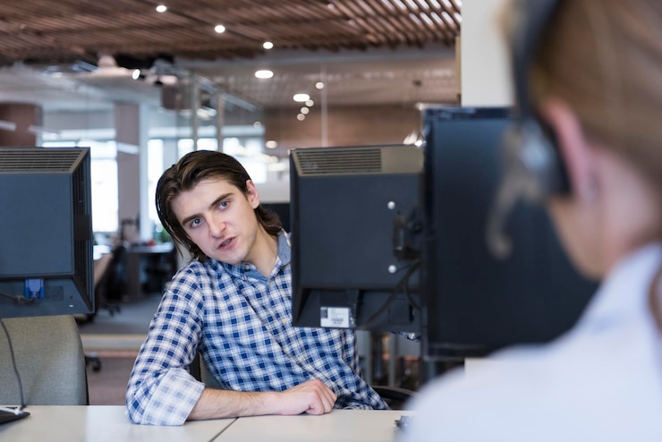 Foto jóvenes empresarios en el lugar de trabajo de la oficina moderna socializando en el tiempo libre