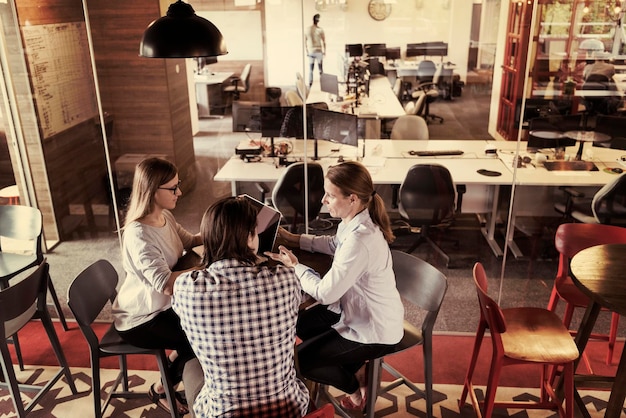 jóvenes empresarios en el lugar de trabajo de la oficina moderna socializando en el tiempo libre