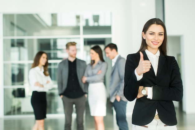 Jóvenes empresarios modernos en la oficina