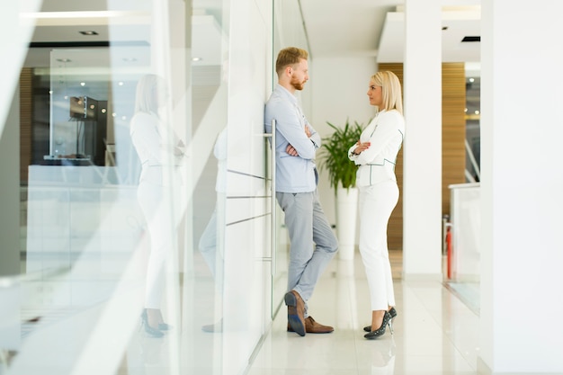 Jóvenes empresarios modernos en la oficina