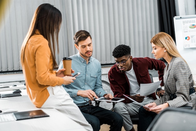 jóvenes empresarios multiculturales discutiendo una nueva idea de negocio en la oficina