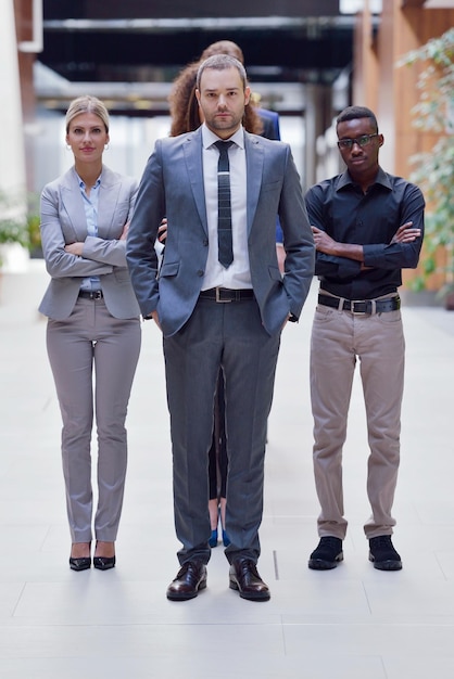 jóvenes empresarios multiétnicos grupo caminando de pie y vista superior