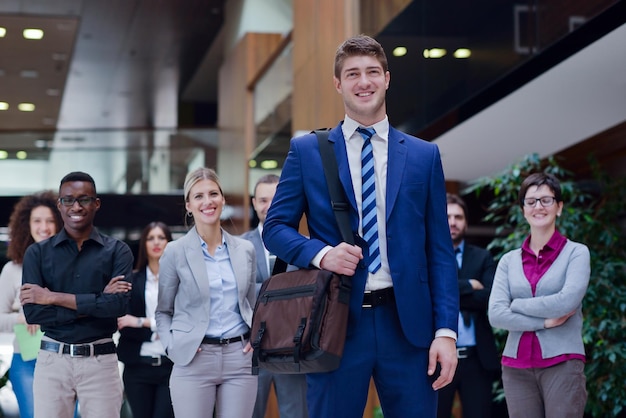 jóvenes empresarios multiétnicos grupo caminando de pie y vista superior