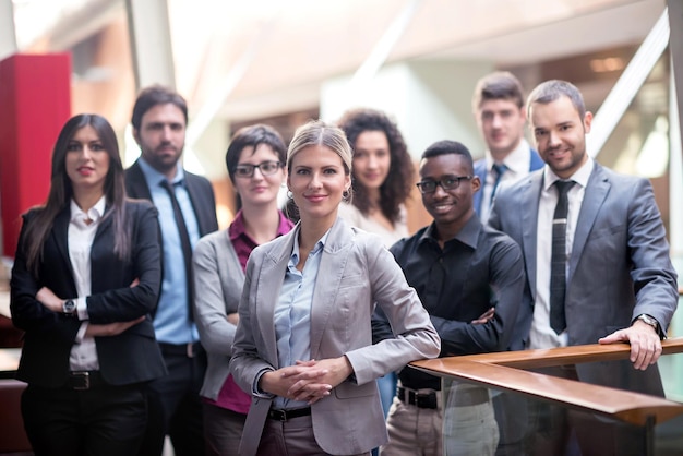 jóvenes empresarios multiétnicos grupo caminando de pie y vista superior