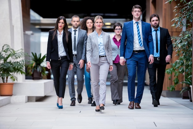 jóvenes empresarios multiétnicos grupo caminando de pie y vista superior