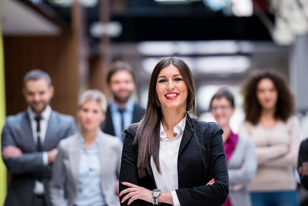 jóvenes empresarios multiétnicos grupo caminando de pie y vista superior