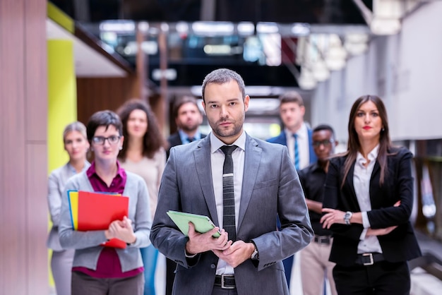 jóvenes empresarios multiétnicos grupo caminando de pie y vista superior