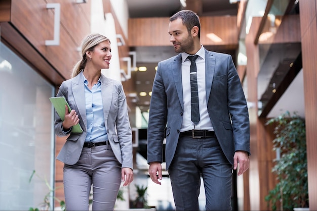 jóvenes empresarios multiétnicos grupo caminando de pie y vista superior