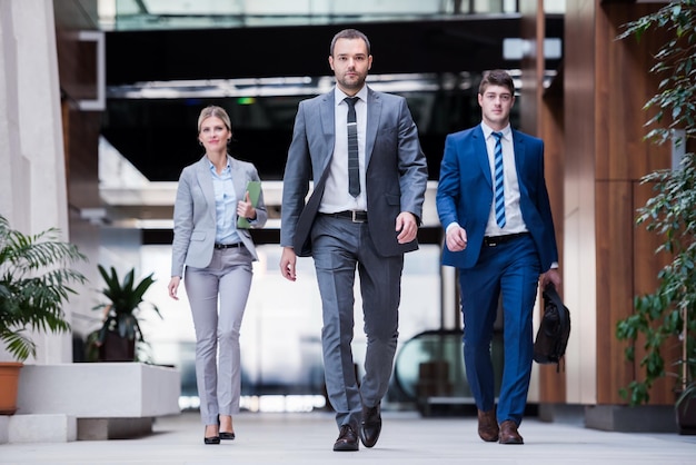 jóvenes empresarios multiétnicos grupo caminando de pie y vista superior