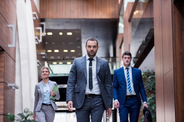 jóvenes empresarios multiétnicos grupo caminando de pie y vista superior