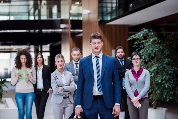 jóvenes empresarios multiétnicos grupo caminando de pie y vista superior