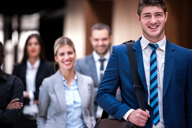 jóvenes empresarios multiétnicos grupo caminando de pie y vista superior