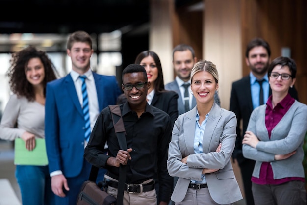 jóvenes empresarios multiétnicos grupo caminando de pie y vista superior