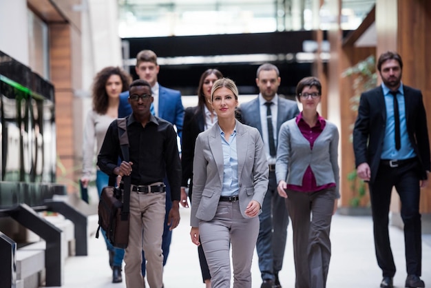 jóvenes empresarios multiétnicos grupo caminando de pie y vista superior