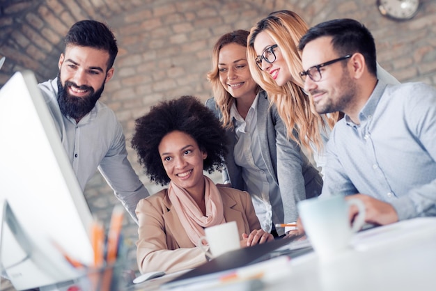 Jóvenes empresarios en la oficina moderna