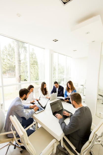 Foto jóvenes empresarios en la oficina moderna