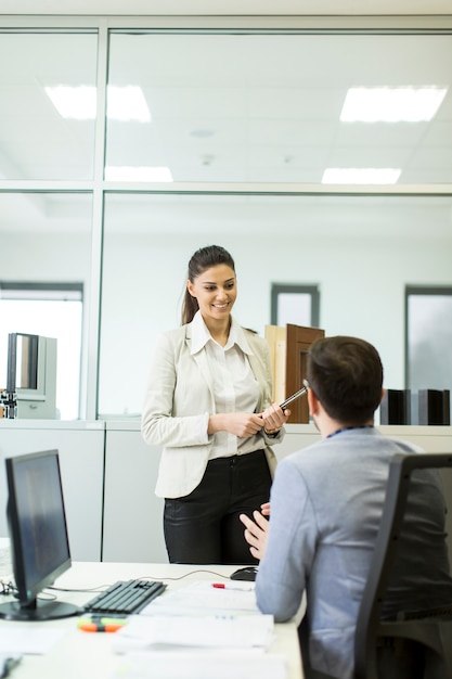 Jóvenes empresarios en la oficina moderna