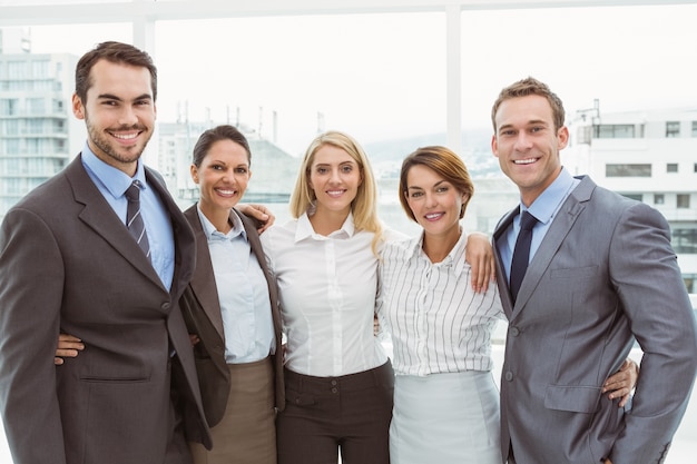 Jóvenes empresarios en la oficina