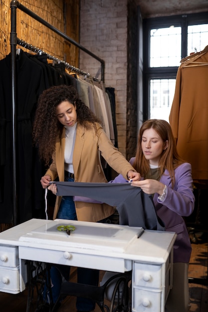 Foto jóvenes empresarios preparando su tienda