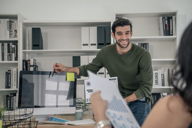 Los jóvenes empresarios se presentan el proyecto de trabajo de marketing al cliente en la oficina de la sala de reuniones