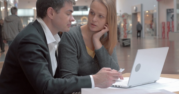 Jóvenes empresarios profundamente en el trabajo