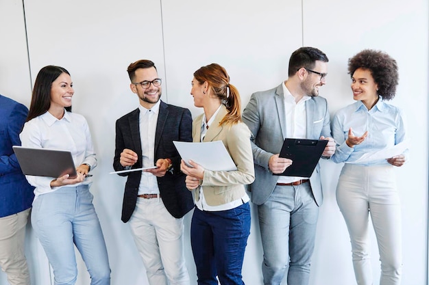 Foto jóvenes empresarios que tienen una discusión corporativa sobre el éxito del grupo