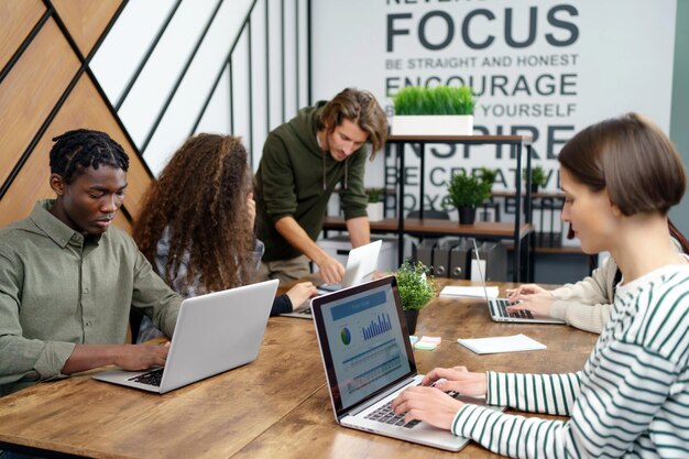 Jóvenes empresarios que trabajan para un centro de coworking