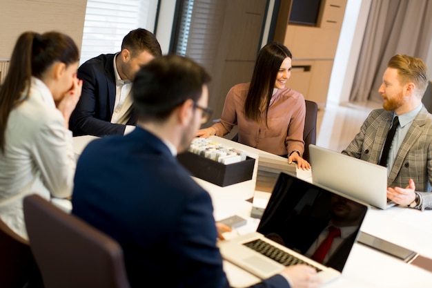 Jóvenes empresarios se reúnen en una oficina moderna