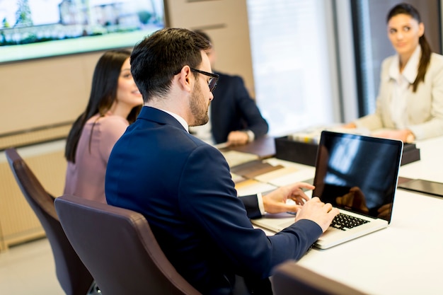 Jóvenes empresarios se reúnen en una oficina moderna