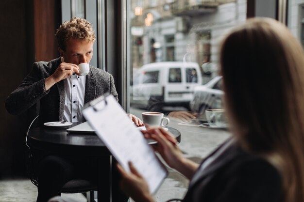 Jóvenes empresarios reunidos en un café