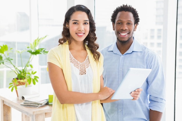 Jóvenes empresarios sonrientes mirando la cámara