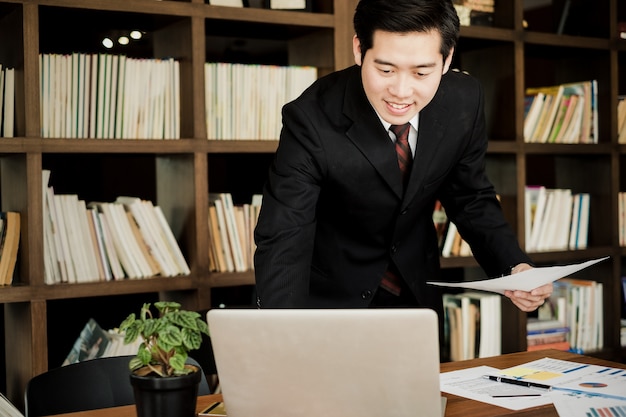 Los jóvenes empresarios trabajan con teléfonos móviles y cuadernos en la oficina.