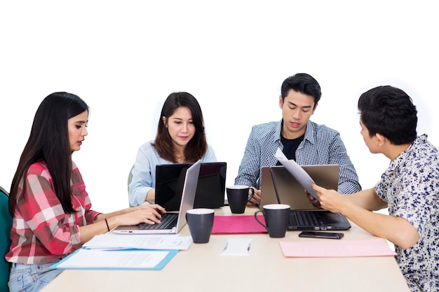 Jóvenes empresarios trabajando en el estudio