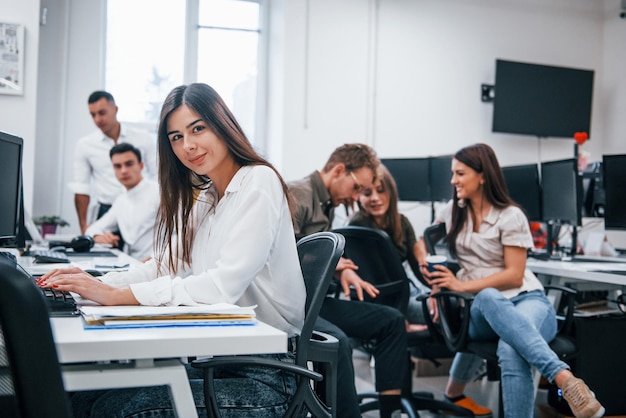 Jóvenes empresarios trabajando juntos en la oficina moderna.