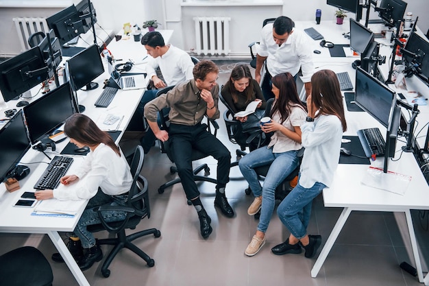 Jóvenes empresarios trabajando juntos en la oficina moderna.