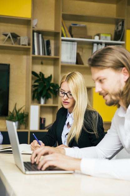 Foto jóvenes empresarios trabajando en la oficina.