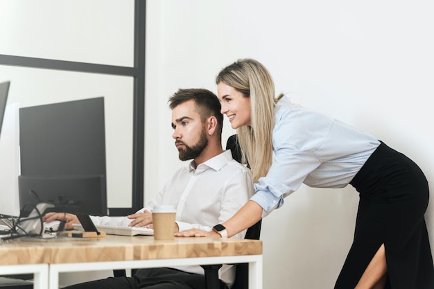 Jóvenes empresarios durante el trabajo en la oficina moderna