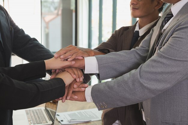 Jóvenes empresarios uniendo manos