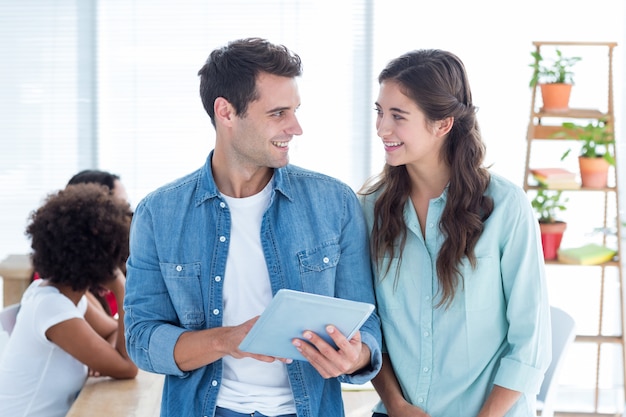 jóvenes empresarios usando una tableta