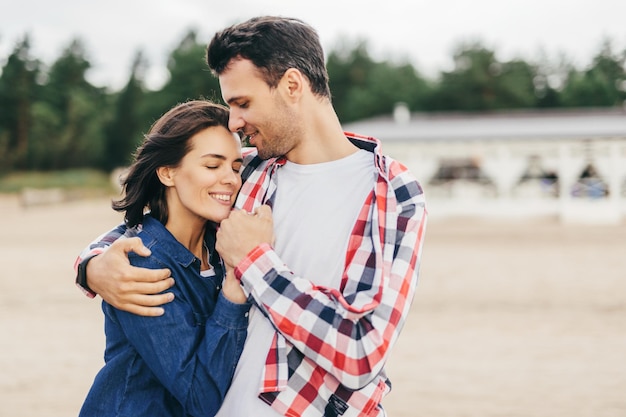 Jóvenes enamorados al aire libre